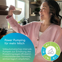 Frau hält die Milchauffangschale des Hands-Free Pumpset auf Augenhöhe und freut sich über die abgepumpte Milchmenge