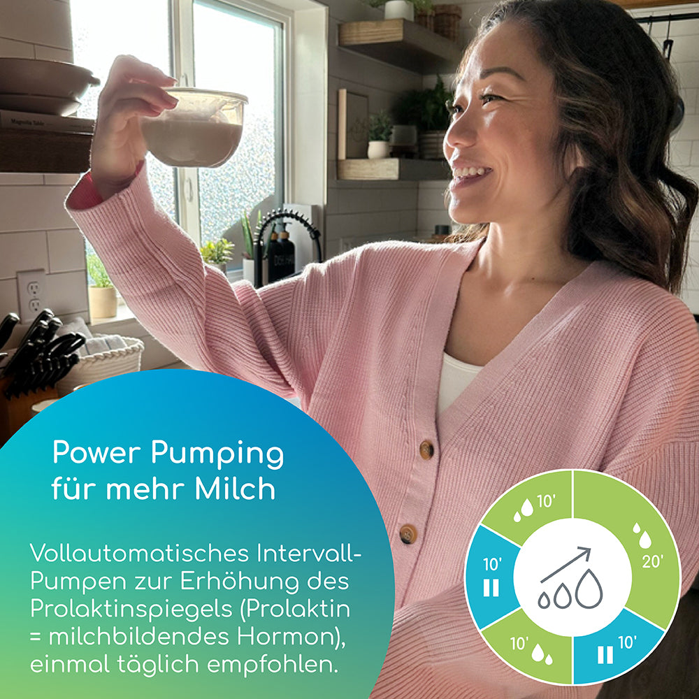 Frau hält die Milchauffangschale des Hands-Free Pumpset auf Augenhöhe und freut sich über die abgepumpte Milchmenge