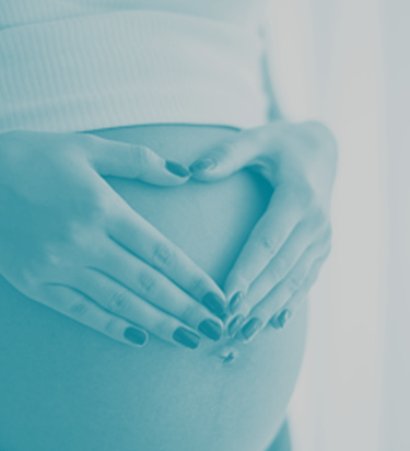 Schwangere berührt mit den Händen ihren Bauch