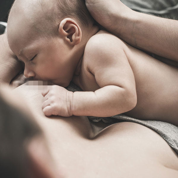 Wunde Brustwarzen und Schmerzen beim Stillen - was hilft?