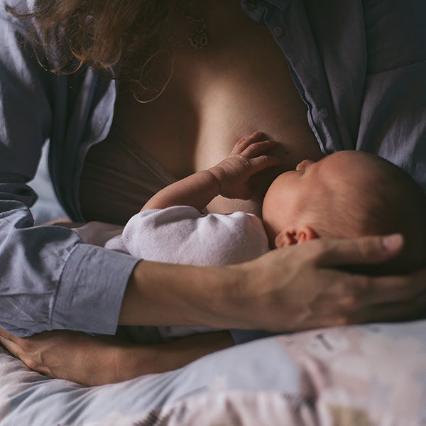 Erstes Stillen nach der Geburt