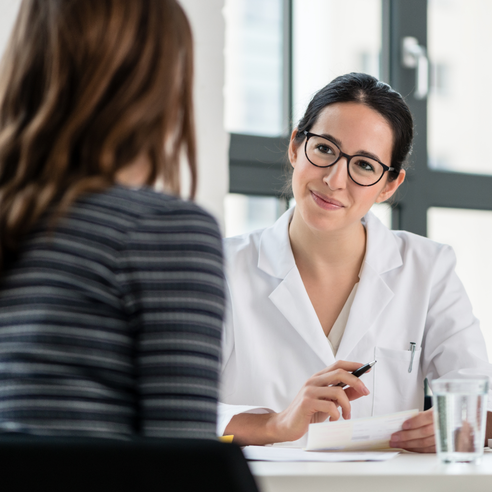 eine frau spricht mit ihrer ärztin