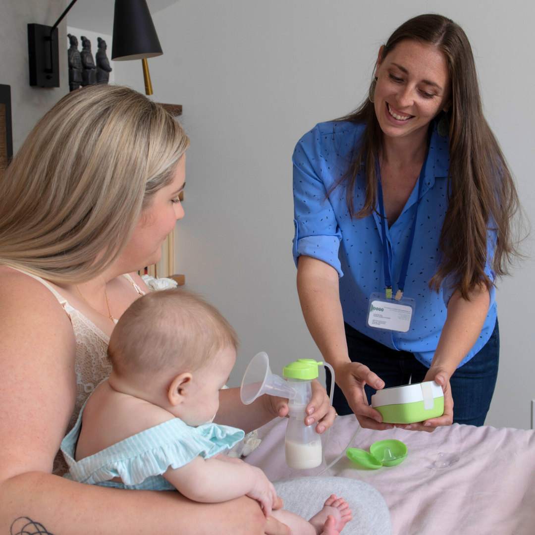 eine ardo milchpumpen-fee erklärt einer stillenden mutter die elektrische milchpumpe auf rezept