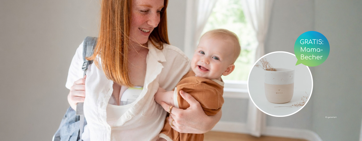 Glückliche Mutter hält ihr lächelndes Baby im Arm und nutzt eine diskrete Milchpumpe mit dem Hinweis auf einen gratis Mama-Becher.