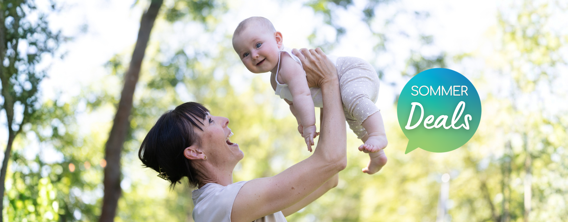 Eine glückliche Mutter hebt ihr Baby in einer sonnigen, sommerlichen Umgebung hoch – Sommerdeals Rabattaktion im Online-Shop.