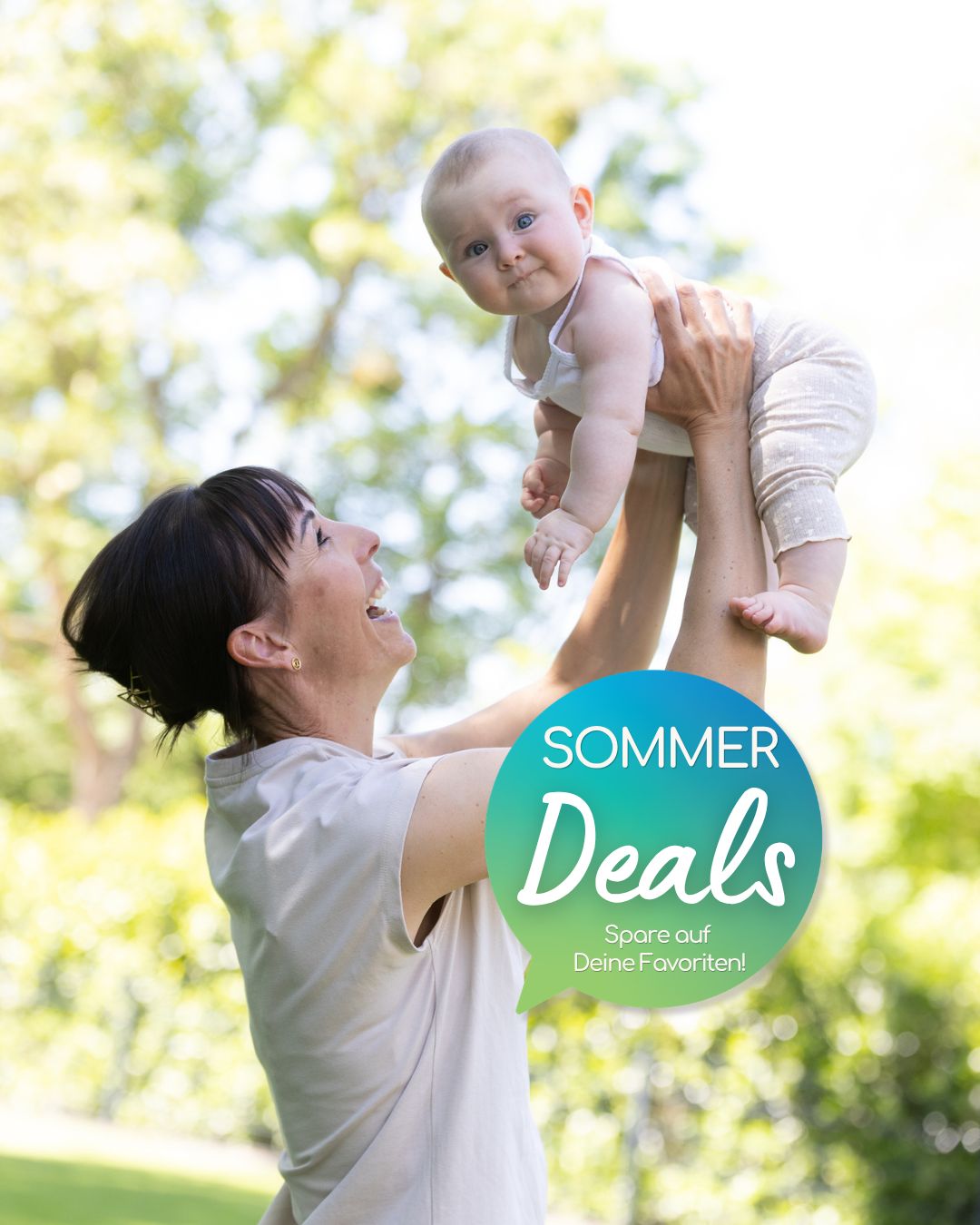 Eine glückliche Mutter hebt ihr Baby in einer sonnigen, sommerlichen Umgebung hoch – Sommerdeals Rabattaktion im Online-Shop.